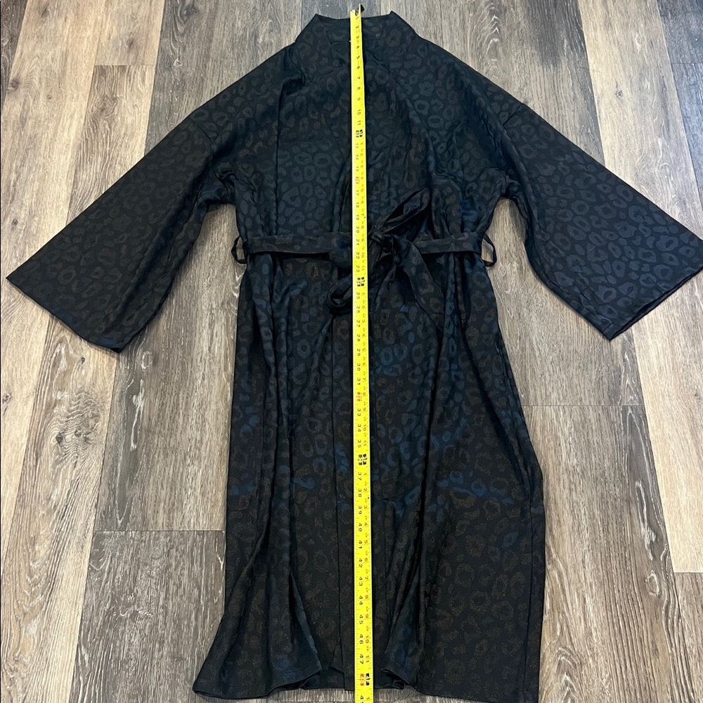 Amazon Essentials Black Patterned Women's Robe - Picture 4 of 5